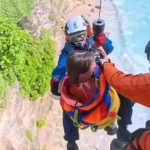 Momen Menegangkan Evakuasi WN Rusia Terjebak Tebing Di Bali