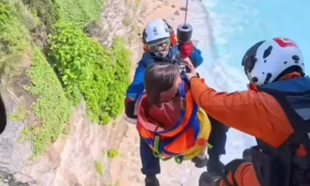 Momen Menegangkan Evakuasi WN Rusia Terjebak Tebing Di Bali