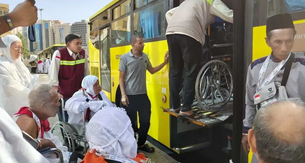 Jemaah Lansia Jalani Umrah Wajib Dengan Bantuan Bus Hidrolik