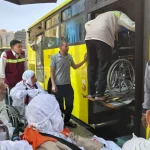 Jemaah Lansia Jalani Umrah Wajib Dengan Bantuan Bus Hidrolik