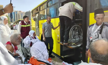 Jemaah Lansia Jalani Umrah Wajib Dengan Bantuan Bus Hidrolik