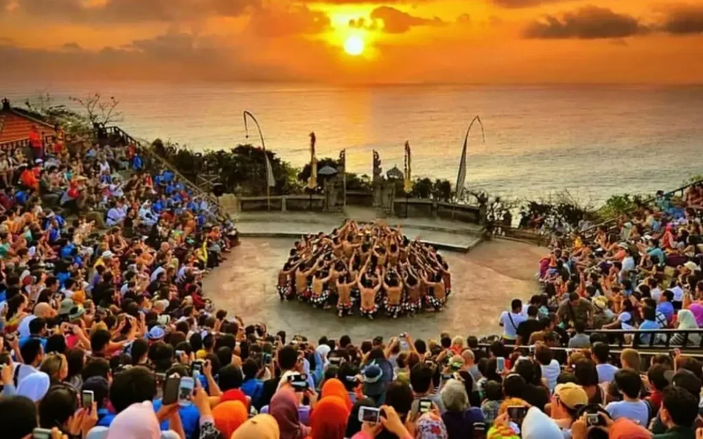 Tari Kecak Hanya Di Tampilkan Oleh Pria, Ini Dia Penjelasaanya!