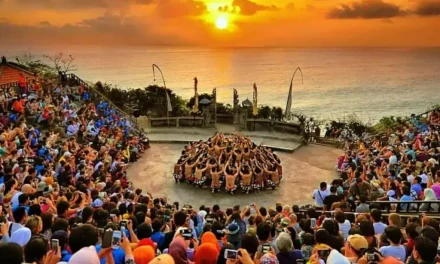 Tari Kecak Hanya Di Tampilkan Oleh Pria, Ini Dia Penjelasaanya!