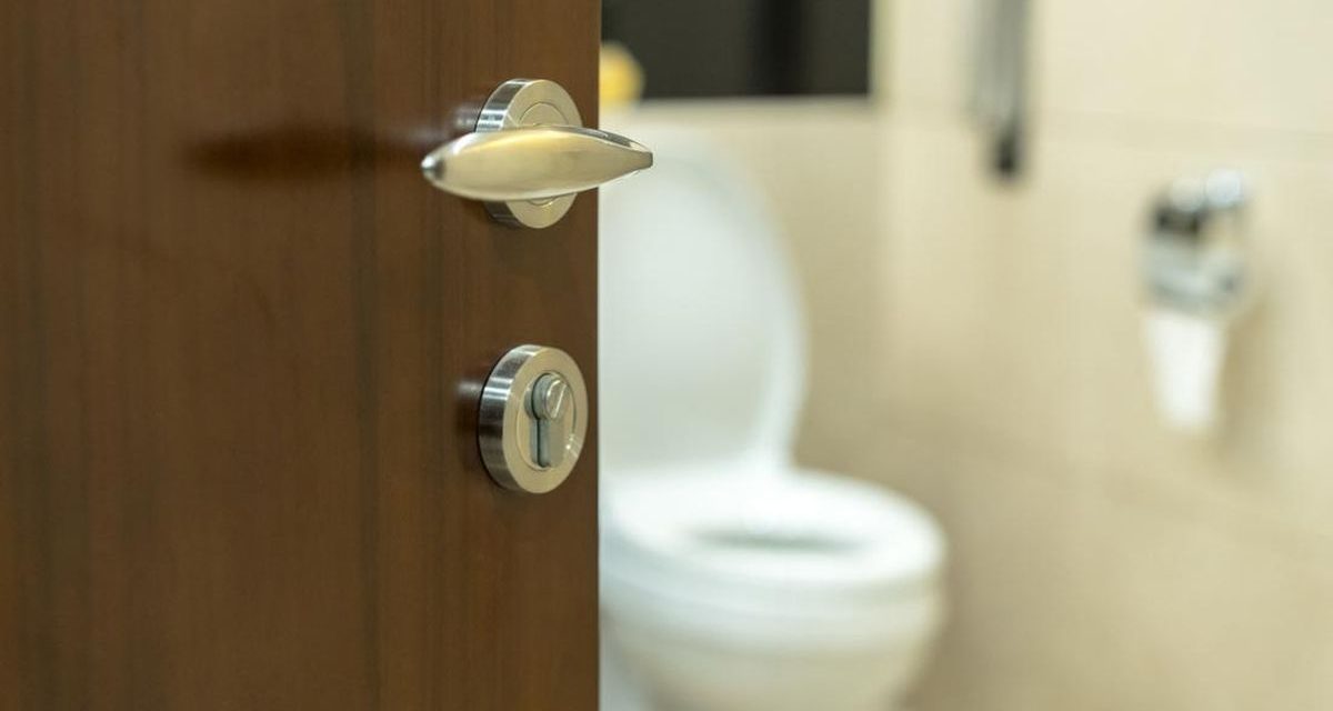 Ini Dia Alasannya Letak Kamar Mandi Hotel Dekat Pintu Masuk