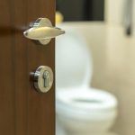 Ini Dia Alasannya Letak Kamar Mandi Hotel Dekat Pintu Masuk