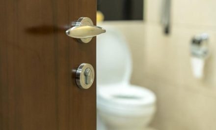 Ini Dia Alasannya Letak Kamar Mandi Hotel Dekat Pintu Masuk