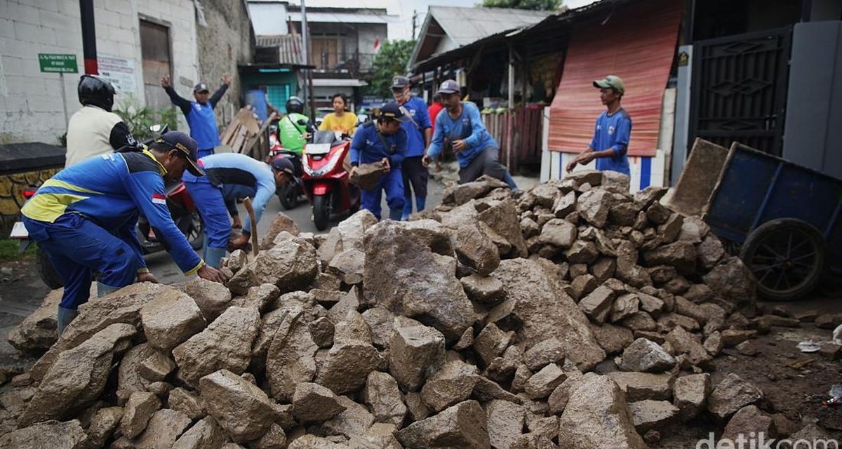 Kali Angke Diperkuat Usai Turap Ambruk